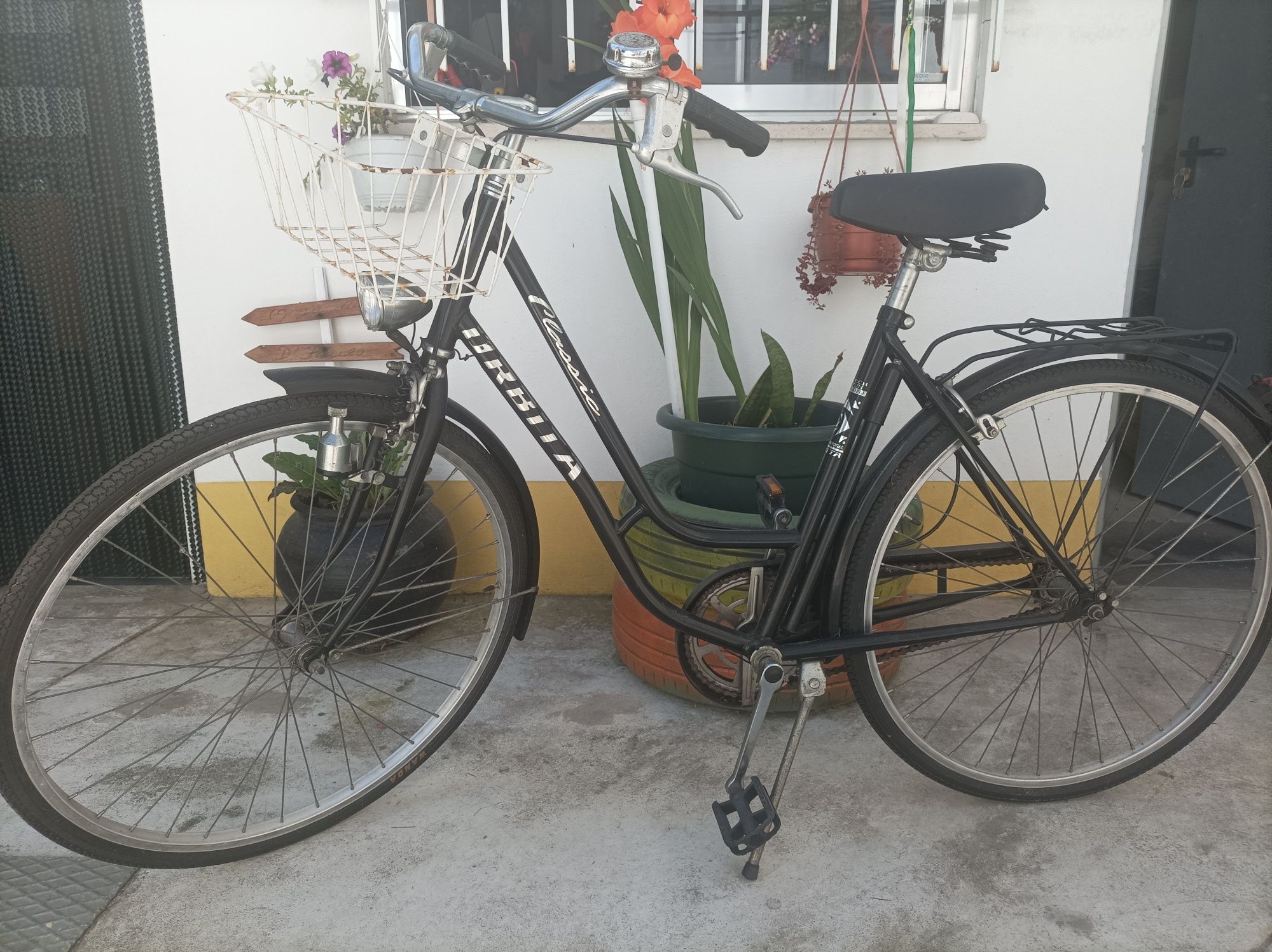 Bicicleta homem e outra de senhora