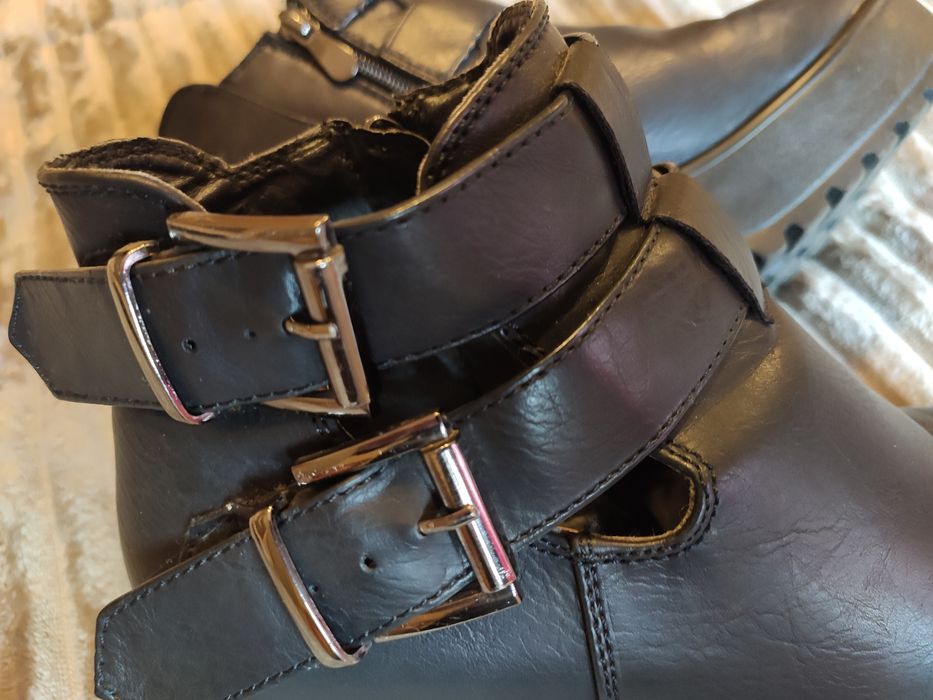 Botins pretos com salto