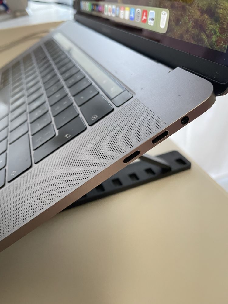 Apple Macbook Pro 2019 | 15.4” | TouchBar