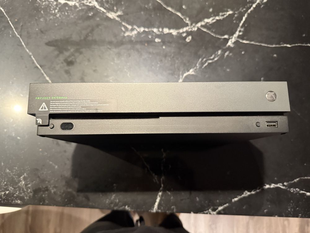 Xbox Project Scorpio 1TB + 1 comando + 2 jogos + kinect