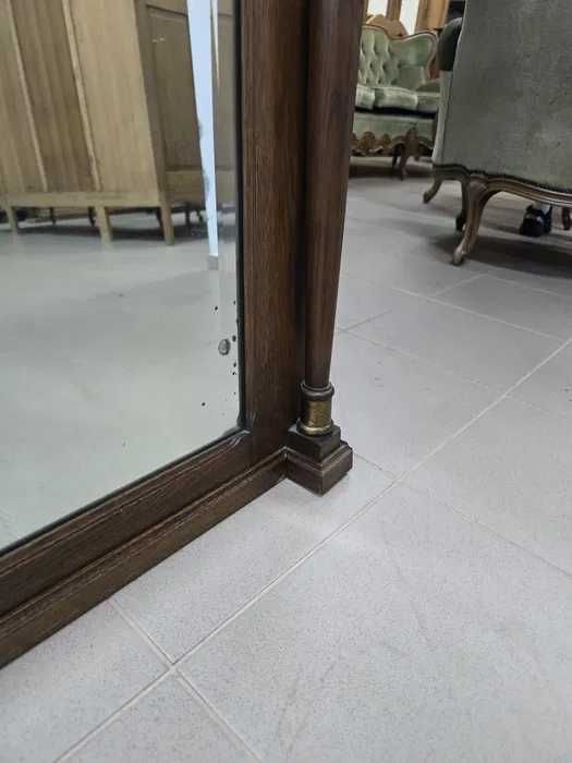 Lustro w stylu klasycznym z drewnianą ramą