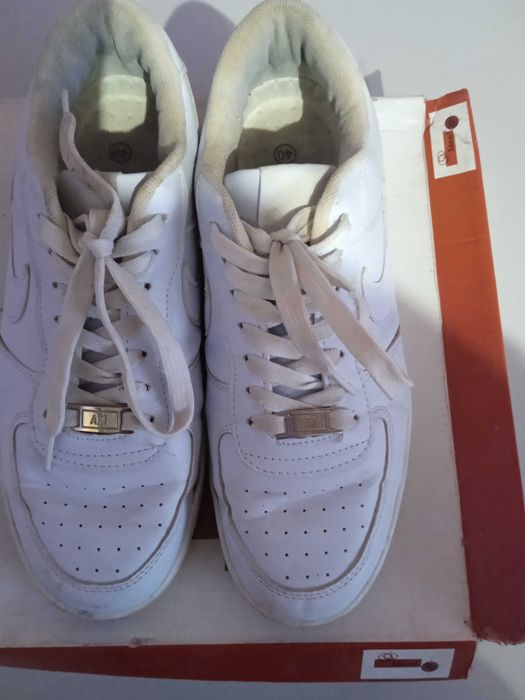 Продам білі кросівки