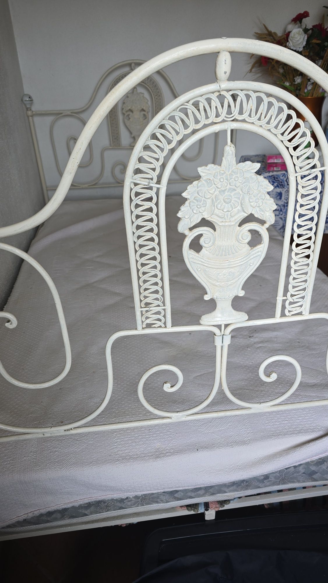 Cama de ferro antiga