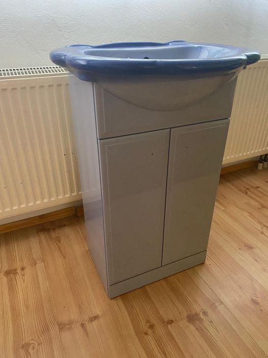 Sedes oraz umywalka z szafką
