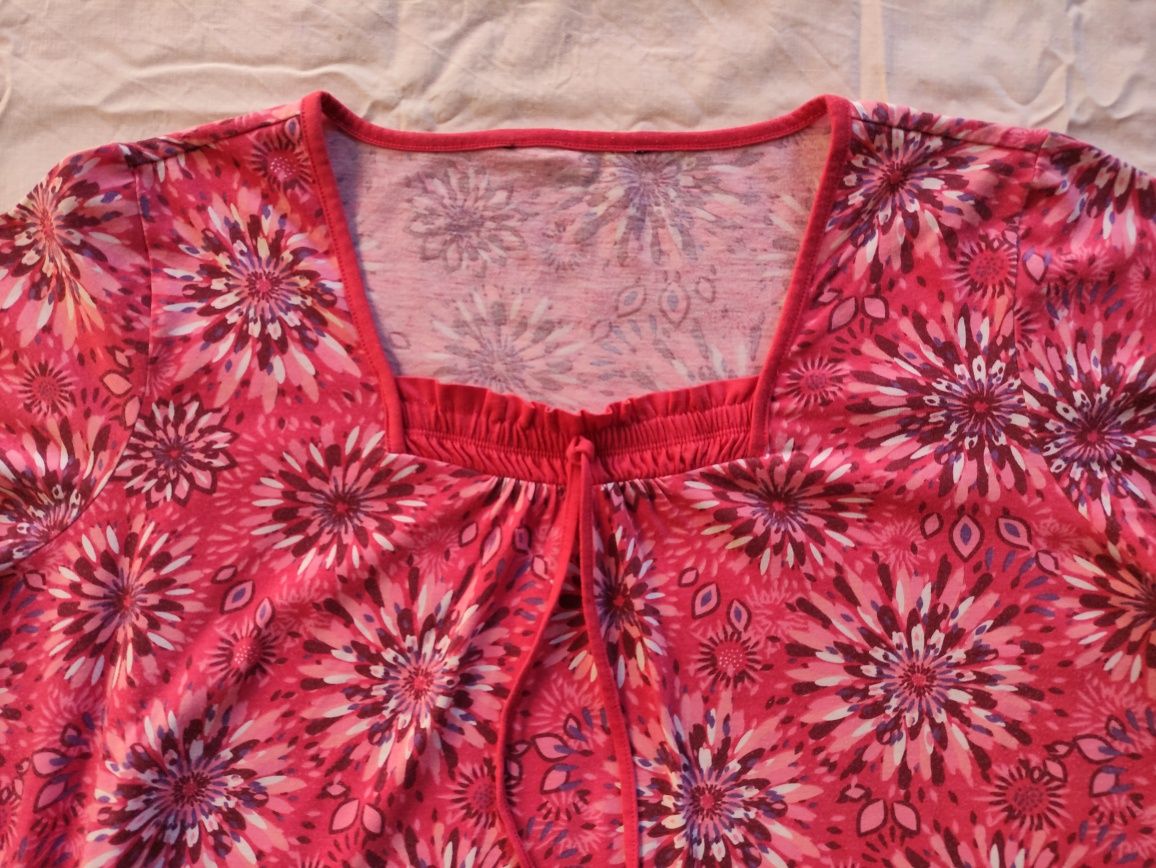 Женская красная блузка с цветами