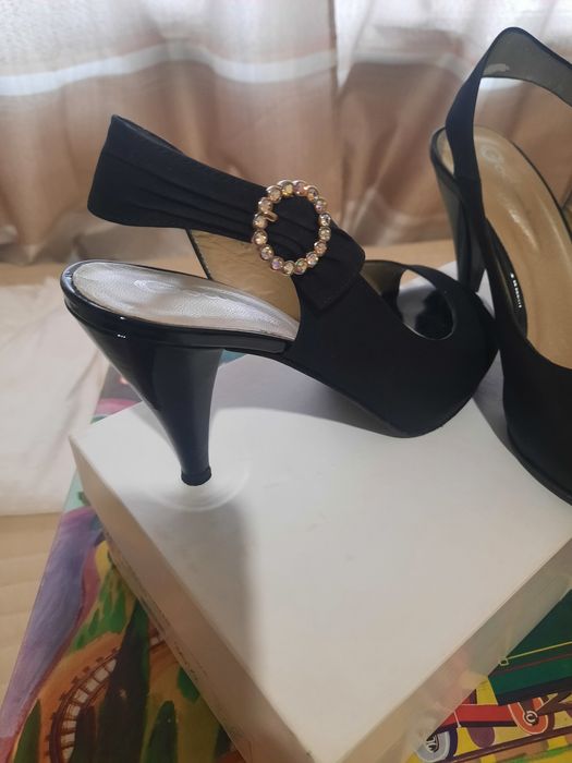 Sandálias classicas salto alto 36