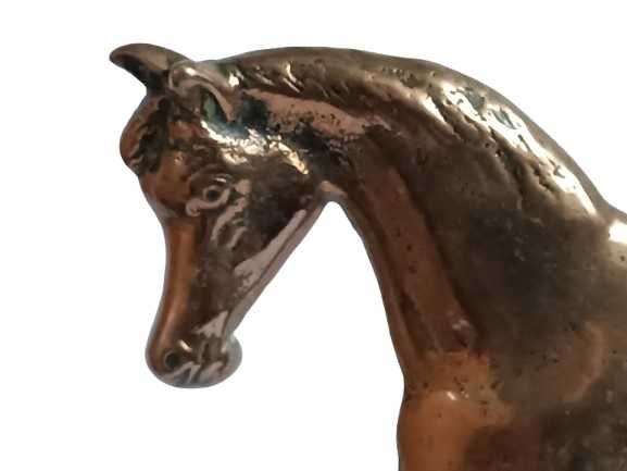 Mosiężna figurka konia vintage – ozdoba kolekcjonerska retro