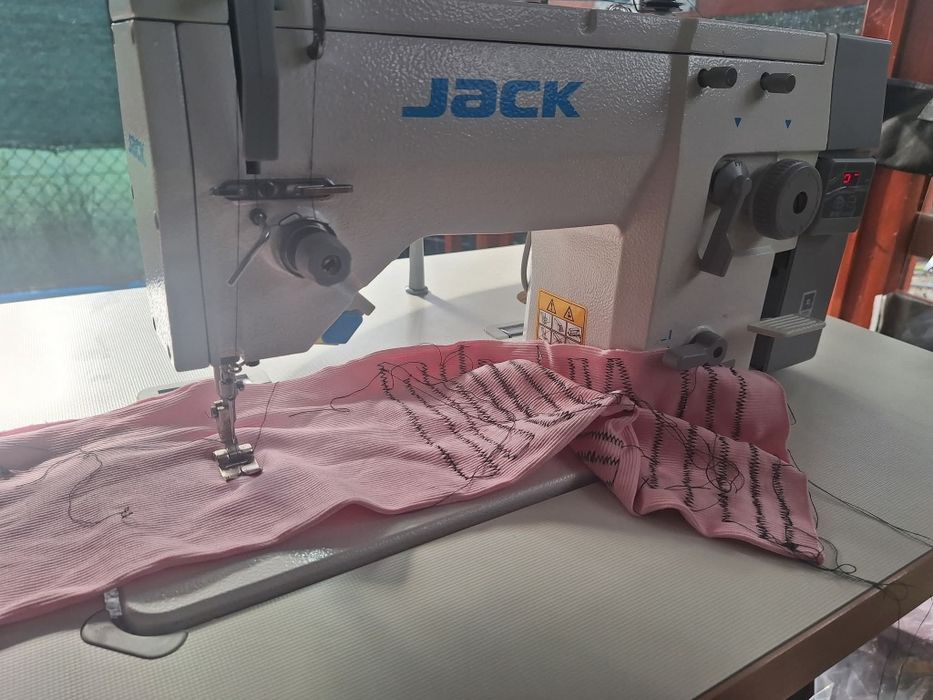 Maszyna przemyslowa jack zygzak 20u93z 
Maszyna użyta kilka razy. Stan