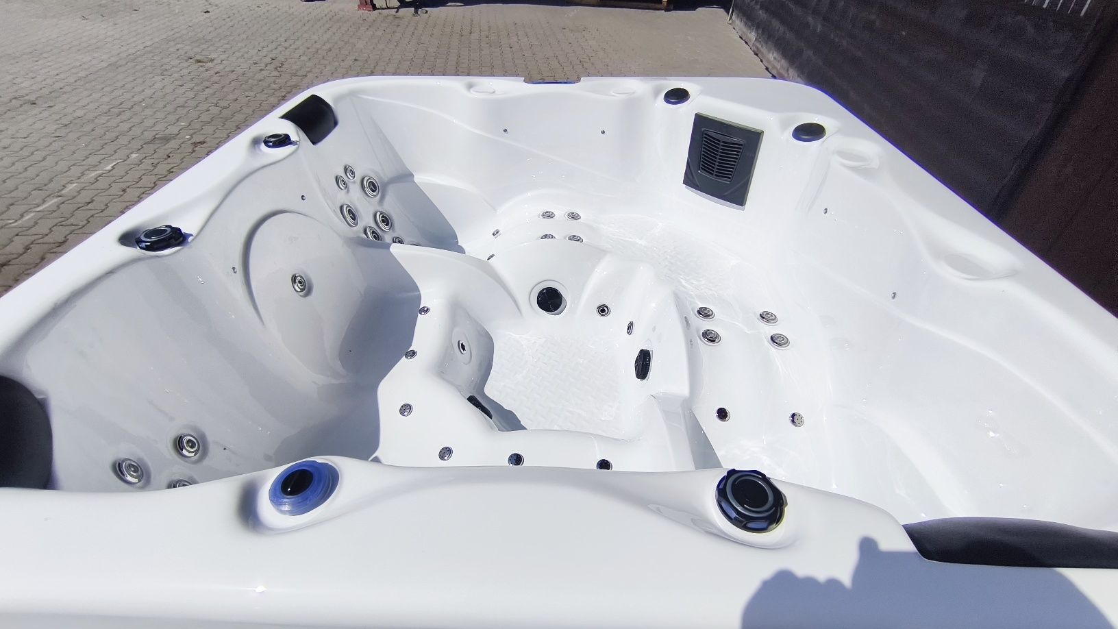 Jacuzzi zewnętrzne 5 osobowe Wifi,  46 dysz, hydro i aeromasaż