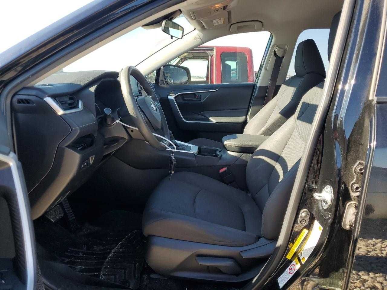 2019 TOYOTA RAV4 LE чорний колір