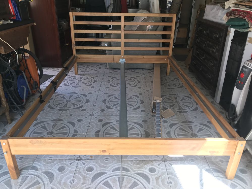 Cama em  Pinho Macico