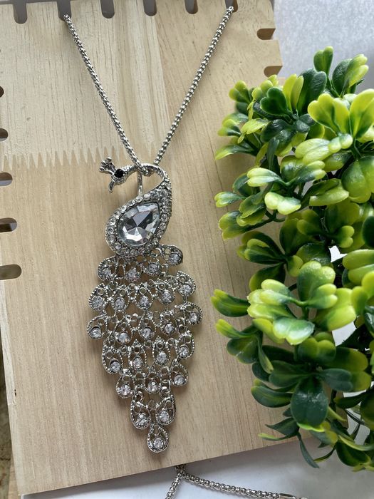 Cudowny długi naszyjnik z pawiem