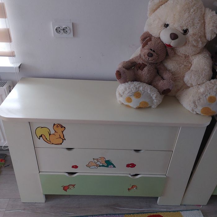 Дитячі меблі: шафа, комод, пенал.