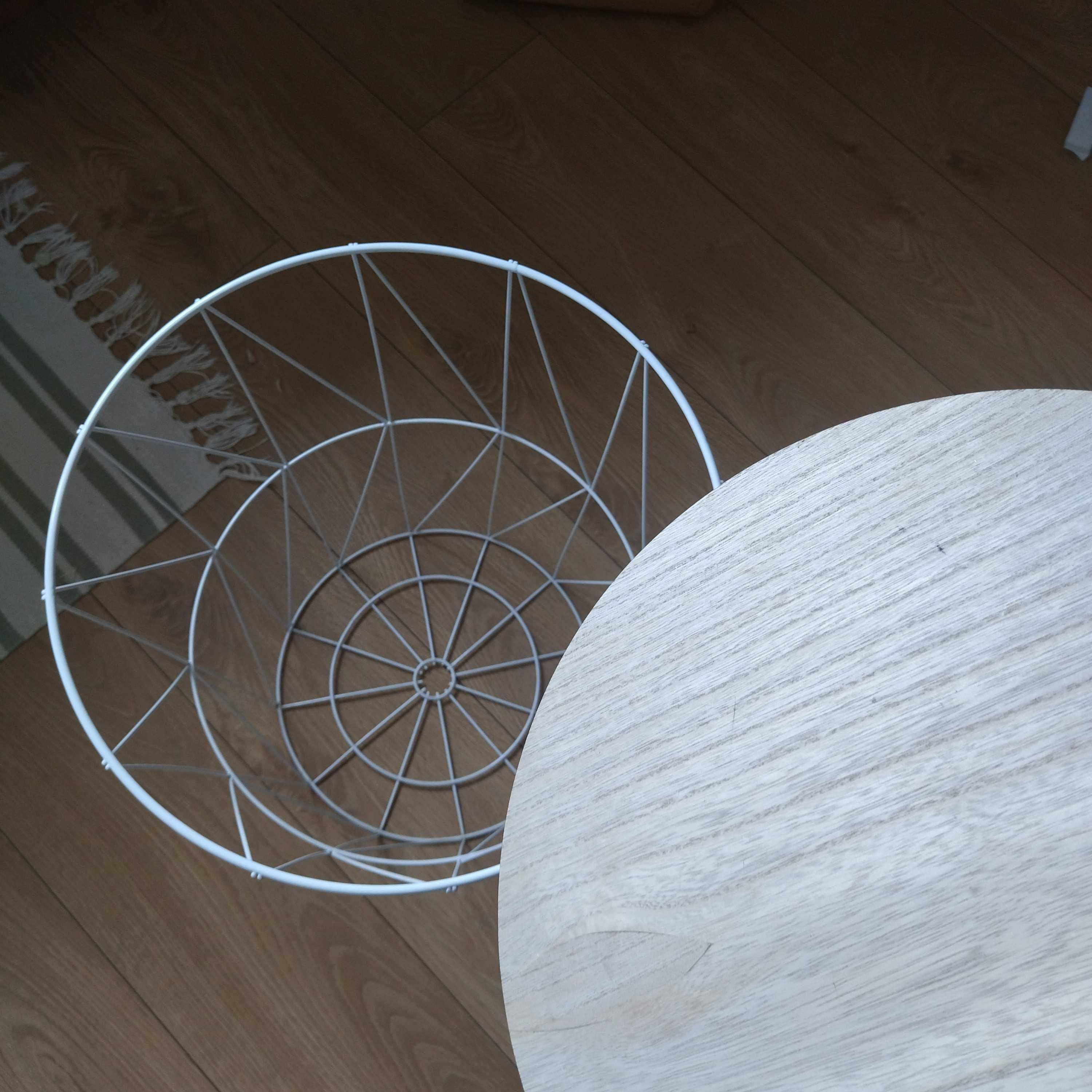 stolik kawowy kosz do przechowywania geometyryczny biały