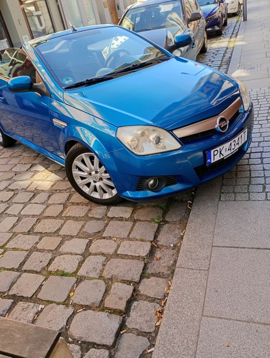Opel Tigra kabriolet rok budowy 2004 silnikiemv1,4 benzynowym