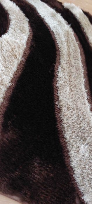 Carpete redonda castanha e branco sujo