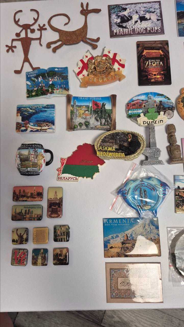 Kolekcja magnesów na lodówkę