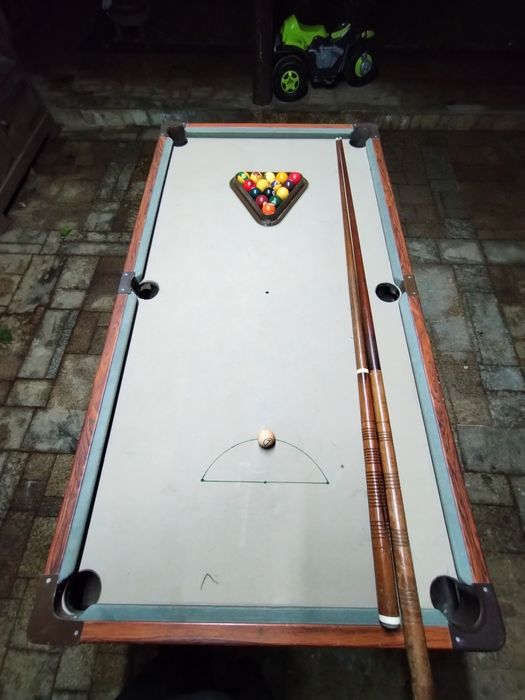 Pequena mesa de bilhar