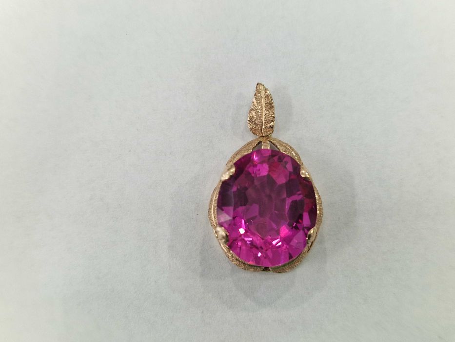 Złoty wisiorek damski/ 585/ 6.87 gram/ Korund/ XX wiek/ praca ręczna