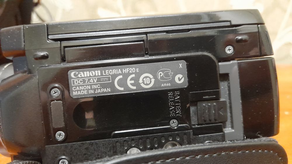 продам canon legria hf 20 e