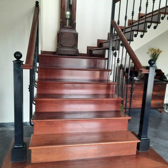 Guarda corpos de escada em ferro com corrimão madeira