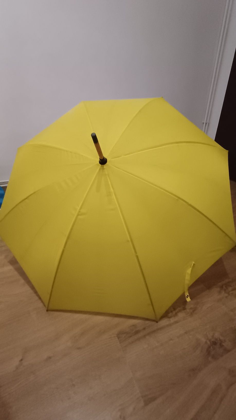Żółty długi parasol