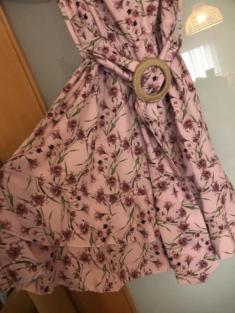 Vestido rosa com flores e cinto