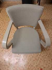 krzesło drewniane tapicerowane