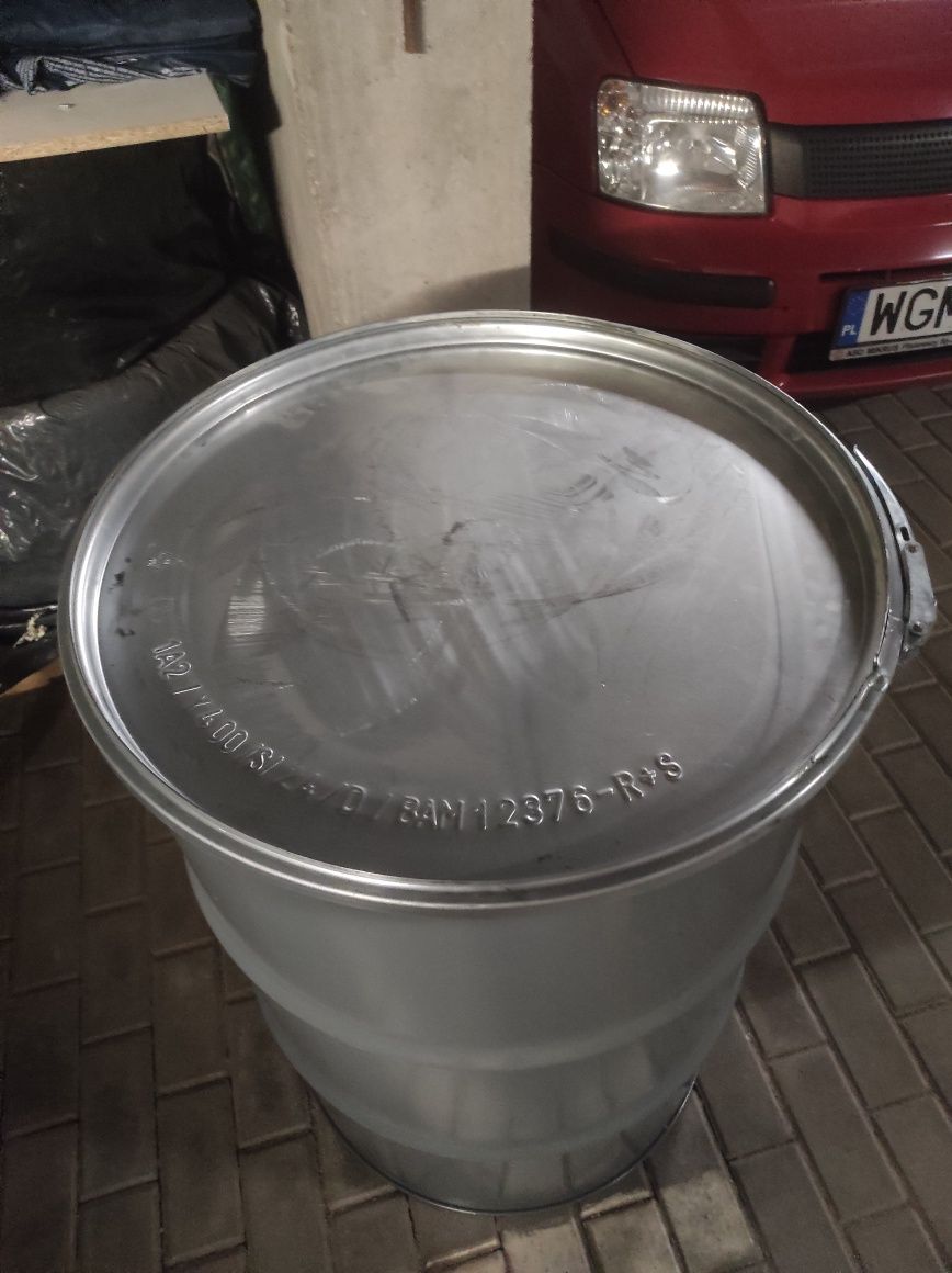 Beczki  metalowe zamykane