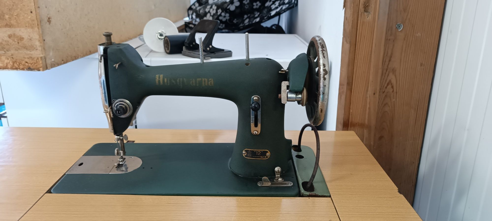 Máquina costura antiga , tem mais 100 anos