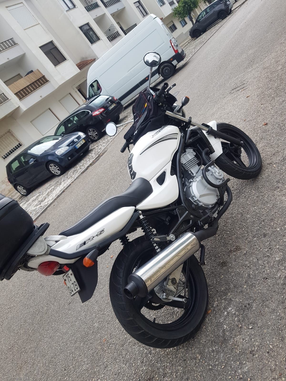 Kawasaki ER5 com algumas marcas de uso normal pela idade da moto