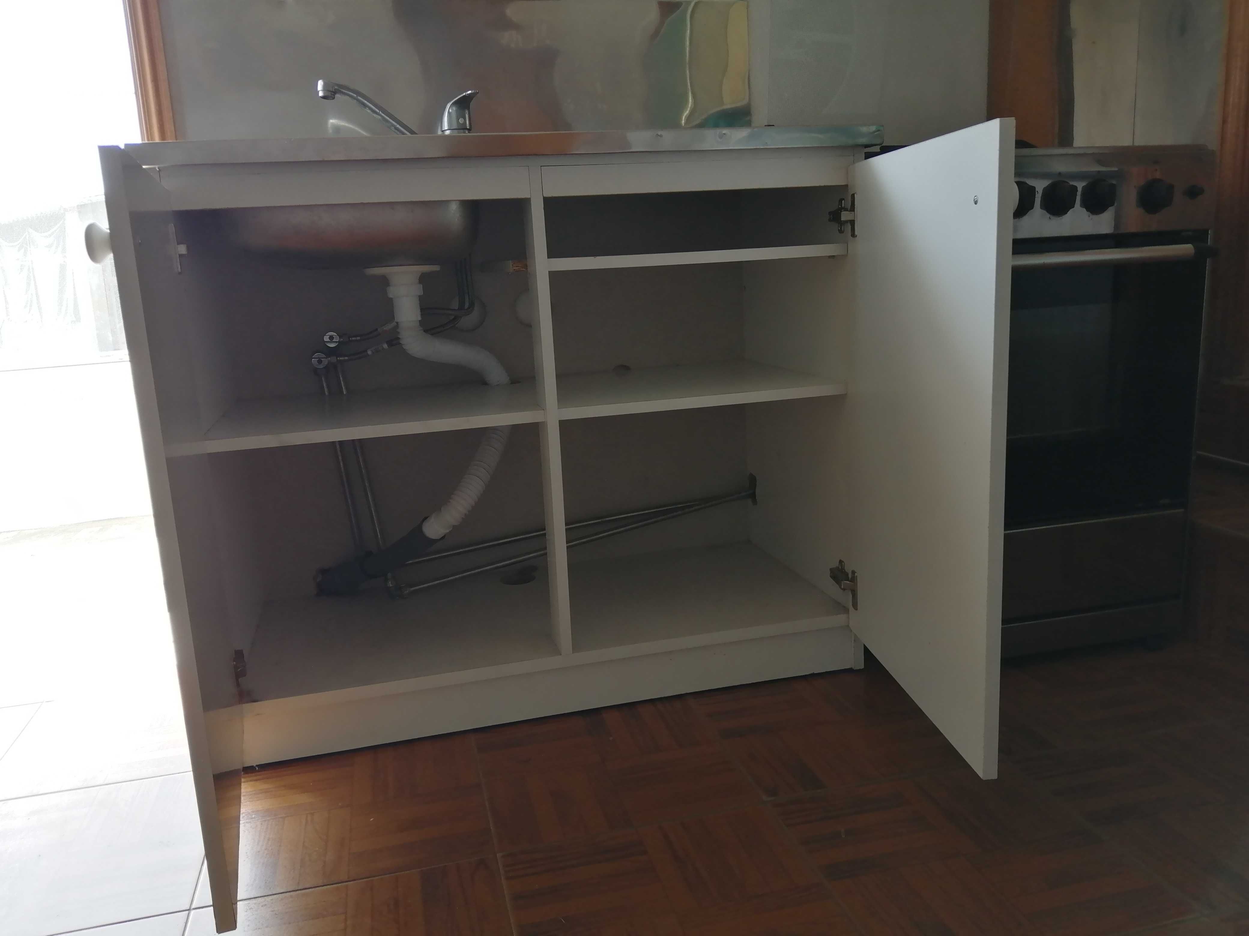 Banca cozinha com 1 pia e torneira misturadora e duas portas