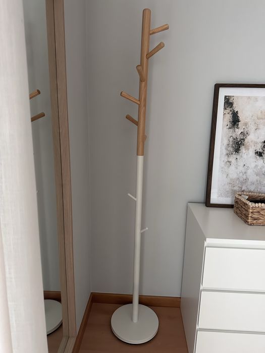 Cabide de pé em madeira e ferro branco