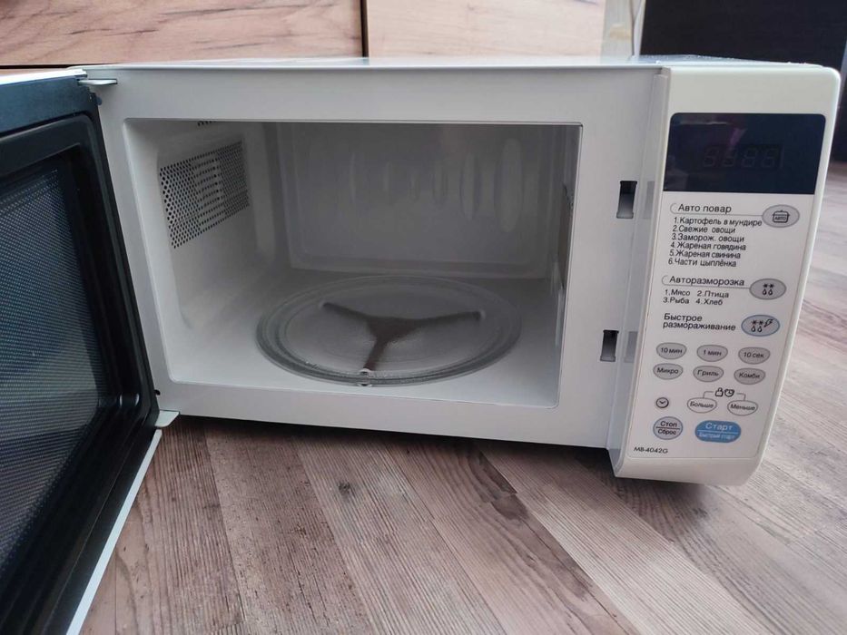 Мікрохвильова піч LG LG MB4042G