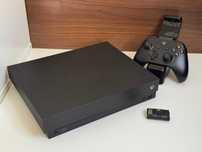 Konsola XBOX ONE X 1TB z Padem Napędem Ładowarką i Akumulatorkami