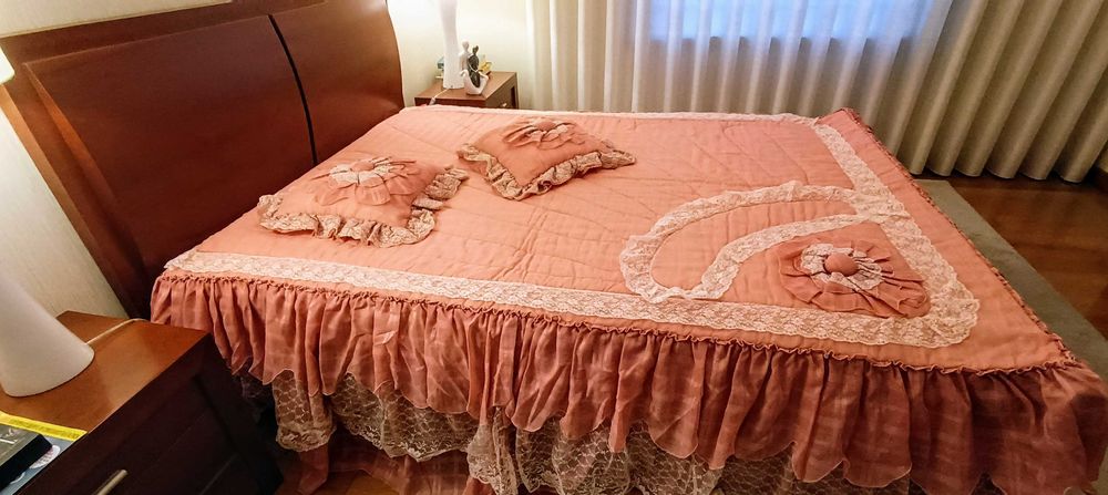 Linda colcha-edredon casal, c 2 almofadas e aplicações rendadas