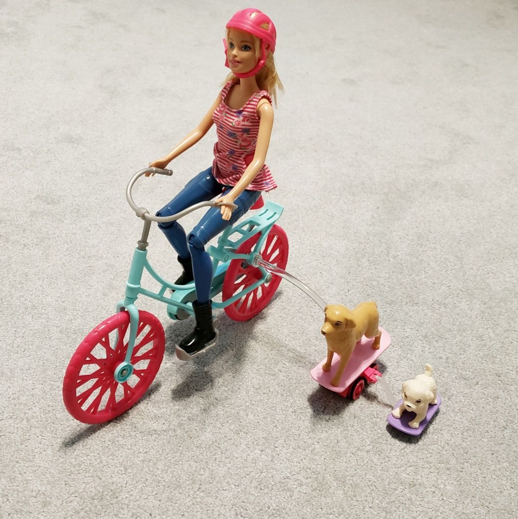 Barbie na rowerze z pieskami