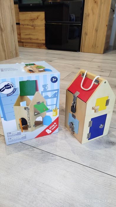 Domek z zamkami manipulacyjny Small Foot