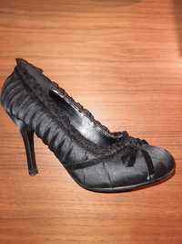 Sapatos de cetim preto, com organza e laço em veludo, tam.35, 10 euros