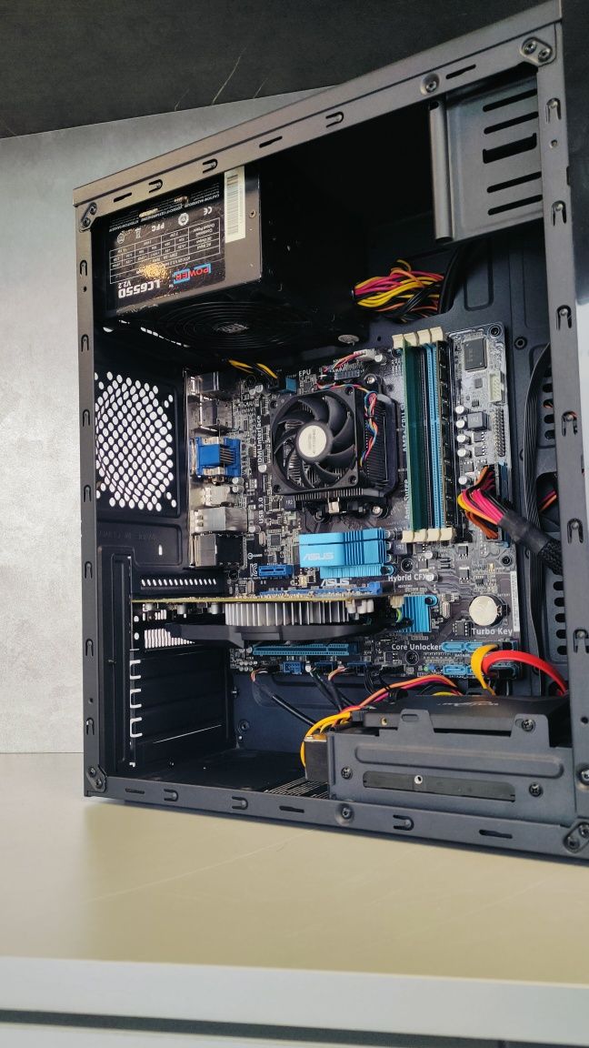 Komputer Gamingowy .AMD R9 3gbVram SSD 8Ram