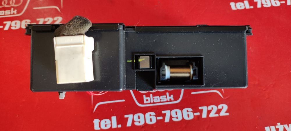 Popielniczka Deski Rozdzielczej Kokpitu Kia Sorento 2.5 2004r