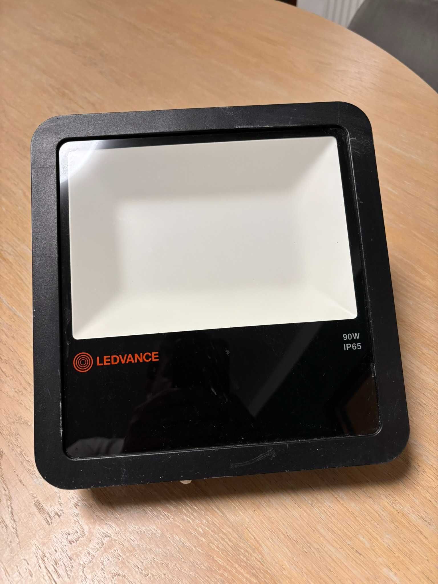 Bardzo mocny naświetlacz LEDVANCE LED 90W 4000K 10000lm IP65 Czarny