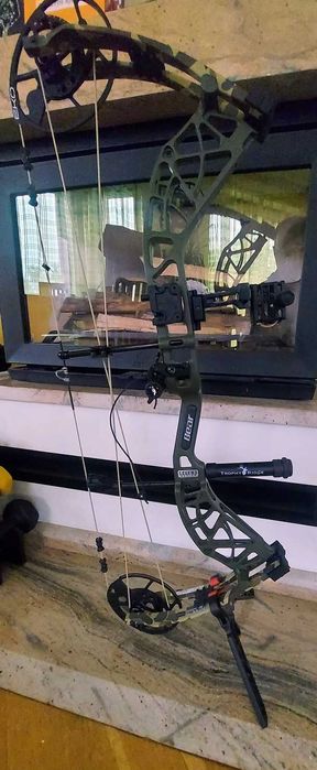 Łuk bloczkowy Bear Whitetail INT z podstawką QAD Ultra Rest HDX