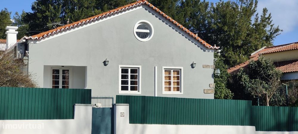 Moradia em Massamá, Rua Direita (tem anexos T-0 e T-2 independentes)