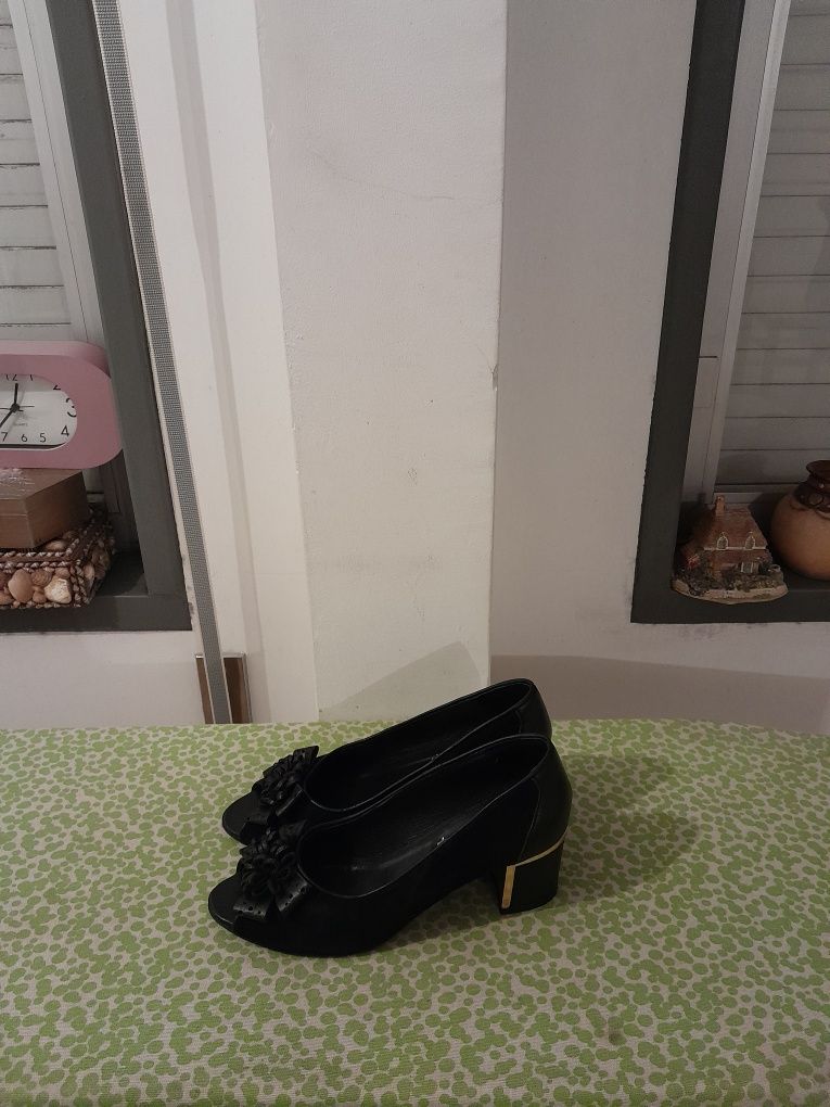 Vendo Sapatos de Senhora ORIANA muito bonitos como novos