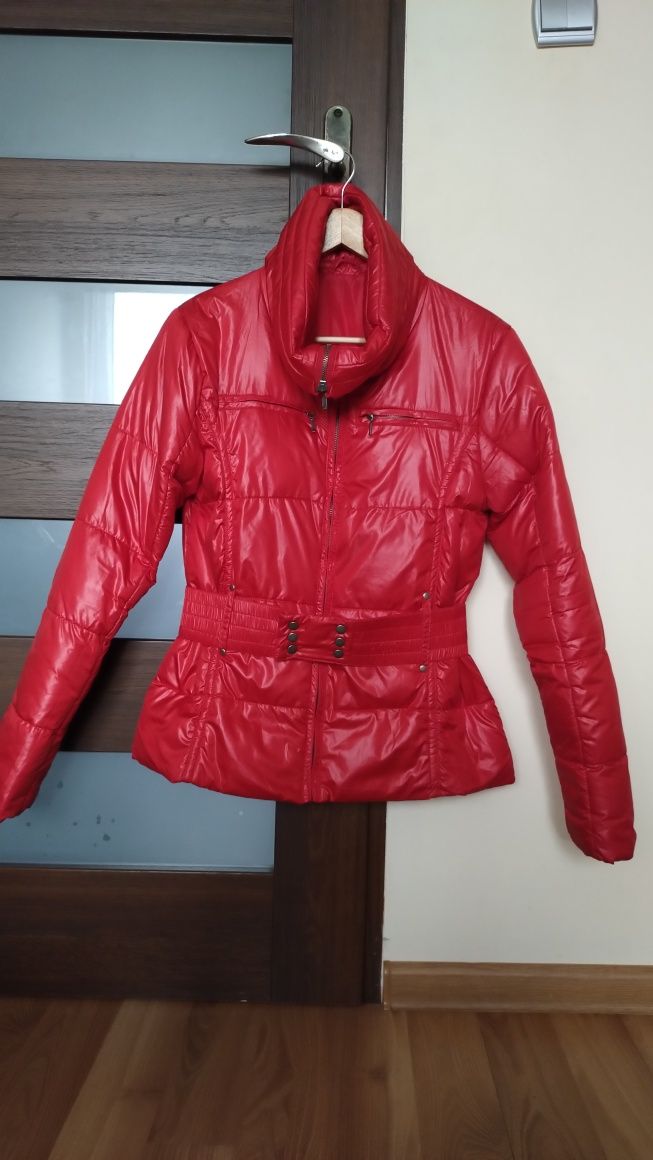 Czerwona kurtka pikowana