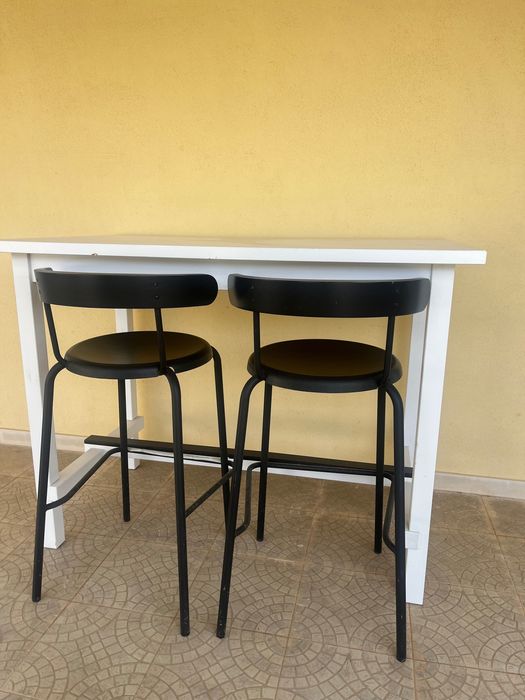 Conjunto Ikea Mesa e Cadeiras Altas
