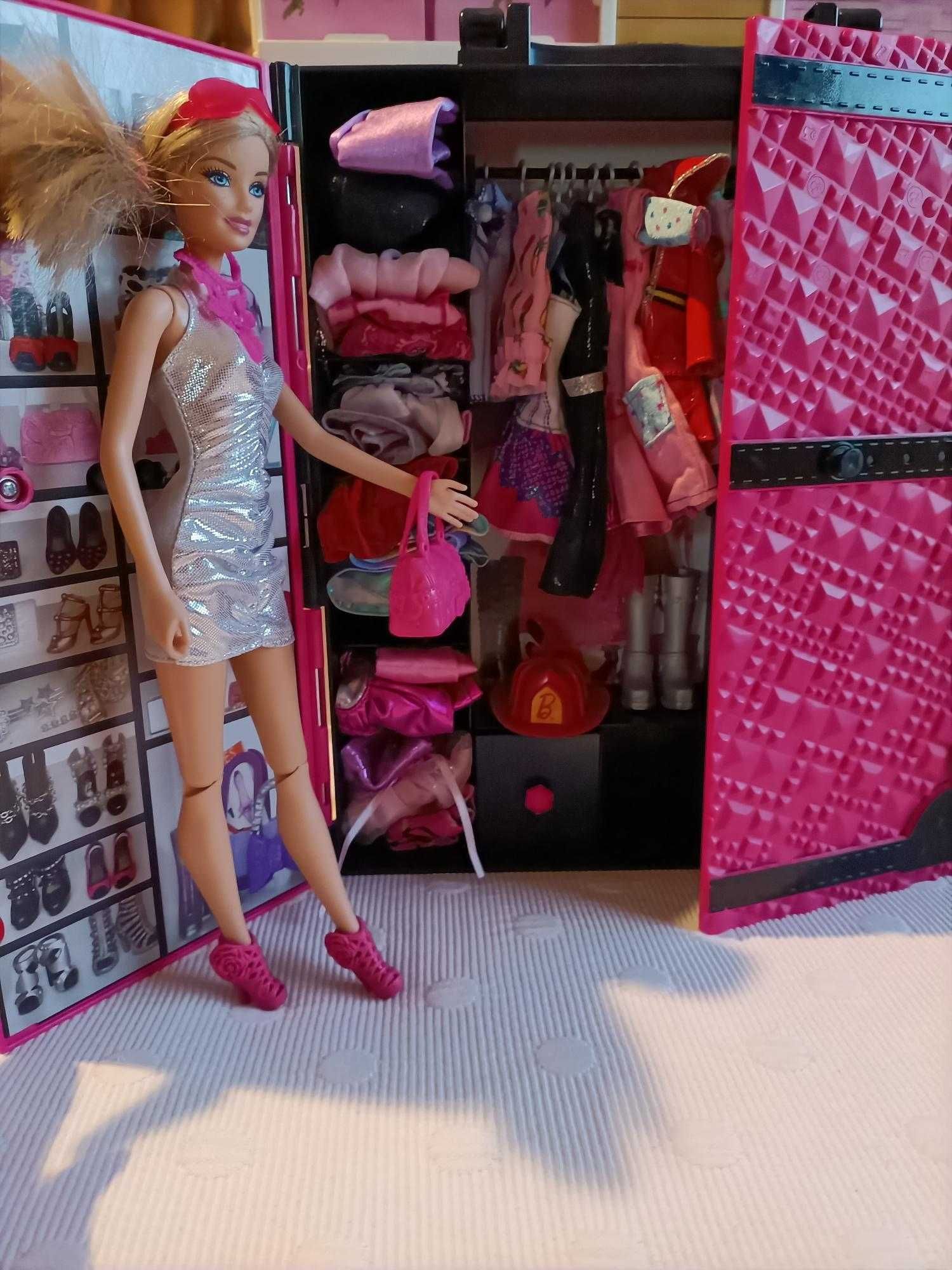 Barbies com roupa e acessórios