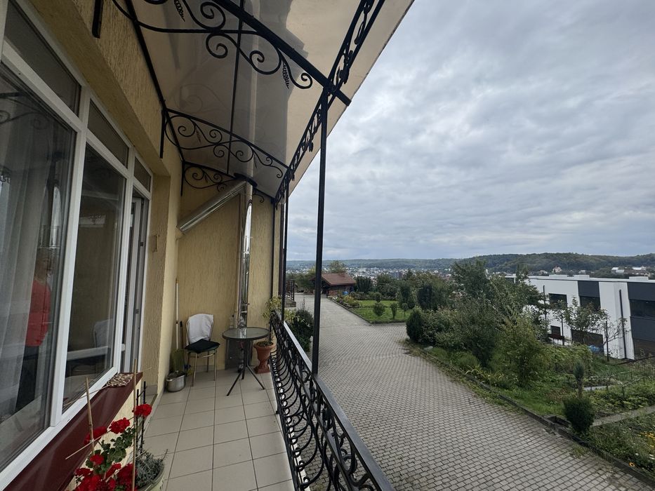 Продаж котедж у Винниках, вул. Яворницького, євроремонт, гараж.