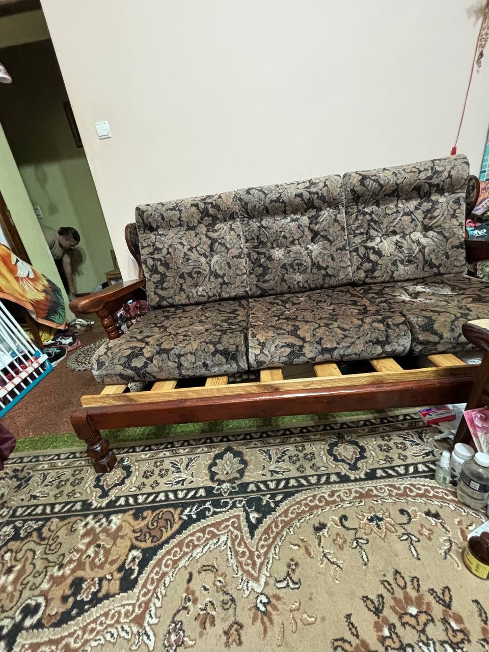Розкладний диван-ліжко та два крісла.
